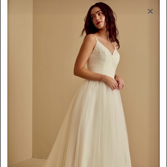 Elegant Ivory Spaghetti-Strap Tulle Wedding Gown - Picture 2 of 16